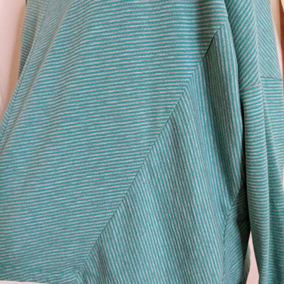 BCBGeneration Oversized Asymmetrical Stripes Long Sleeve Top. Size XS/S. - Picture 11 of 13